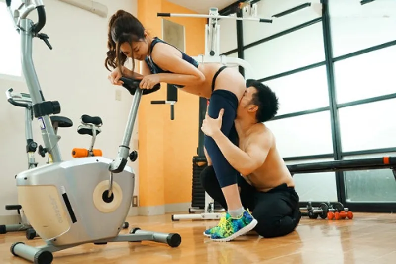 Xin gã chồng đi tập gym, người vợ vụng trộm với anh pt